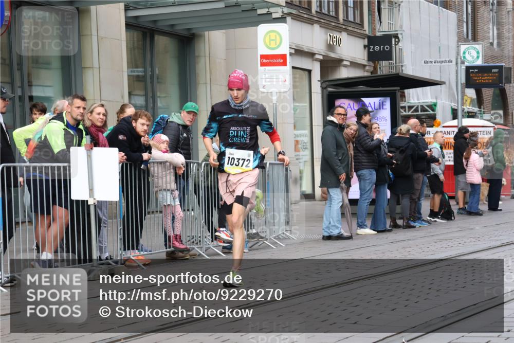 05.10.2025 - 20. swb-Marathon Bremen Strokosch-Dieckow http://msf.ph/oto/9229270 05.10.2025 10:35:45 Ziel 10372, 11188, 10372, 11188 meine-sportfotos.de