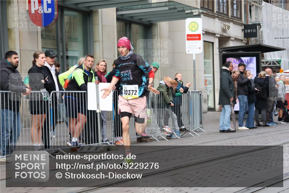 05.10.2025 - 20. swb-Marathon Bremen Strokosch-Dieckow http://msf.ph/oto/9229276 05.10.2025 10:35:45 Ziel 10372, 11188, 10372, 11188 meine-sportfotos.de