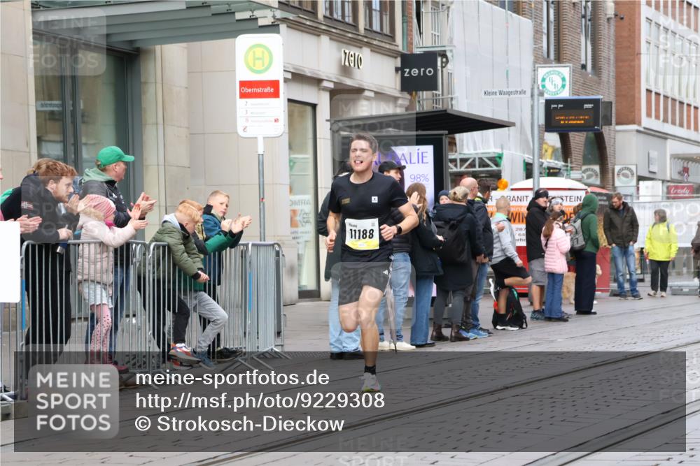 05.10.2025 - 20. swb-Marathon Bremen Strokosch-Dieckow http://msf.ph/oto/9229308 05.10.2025 10:35:55 Ziel 11013, 11185, 11188, 11013, 11185, 11188 meine-sportfotos.de