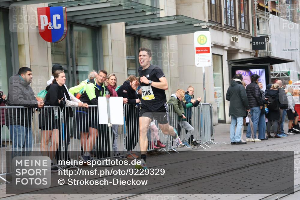 05.10.2025 - 20. swb-Marathon Bremen Strokosch-Dieckow http://msf.ph/oto/9229329 05.10.2025 10:35:56 Ziel 11013, 11185, 11188, 11013, 11185, 11188 meine-sportfotos.de