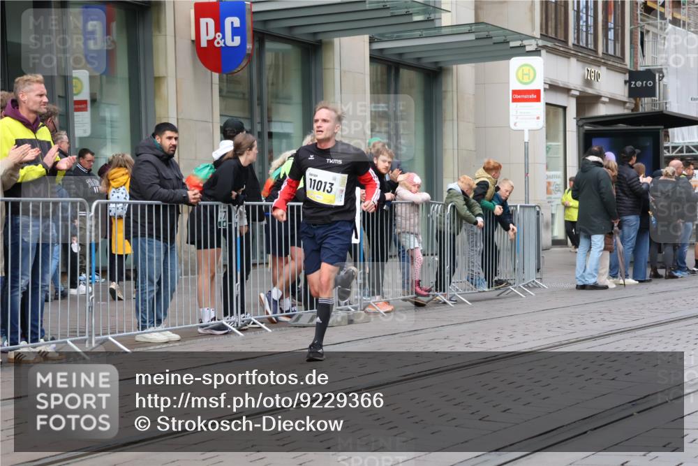05.10.2025 - 20. swb-Marathon Bremen Strokosch-Dieckow http://msf.ph/oto/9229366 05.10.2025 10:36:09 Ziel 9527, 9829, 11013, 11185, 11687, 9527, 9829, 11013, 11185, 11687 meine-sportfotos.de