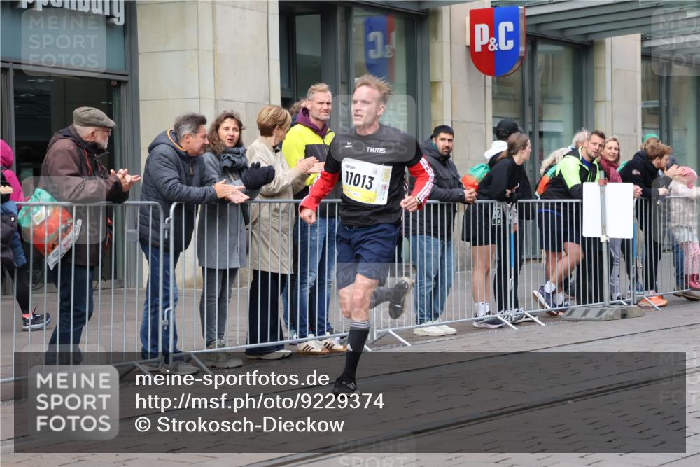 05.10.2025 - 20. swb-Marathon Bremen Strokosch-Dieckow http://msf.ph/oto/9229374 05.10.2025 10:36:10 Ziel 9527, 9829, 11013, 11185, 11687, 9527, 9829, 11013, 11185, 11687 meine-sportfotos.de