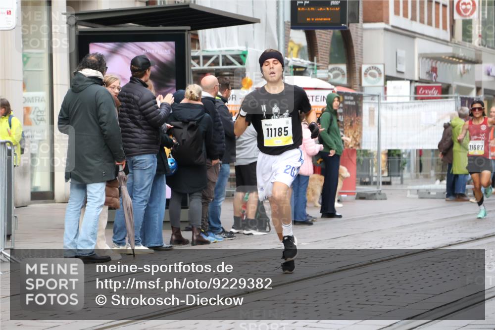 05.10.2025 - 20. swb-Marathon Bremen Strokosch-Dieckow http://msf.ph/oto/9229382 05.10.2025 10:36:11 Ziel 9527, 9829, 11013, 11185, 11687, 9527, 9829, 11013, 11185, 11687 meine-sportfotos.de