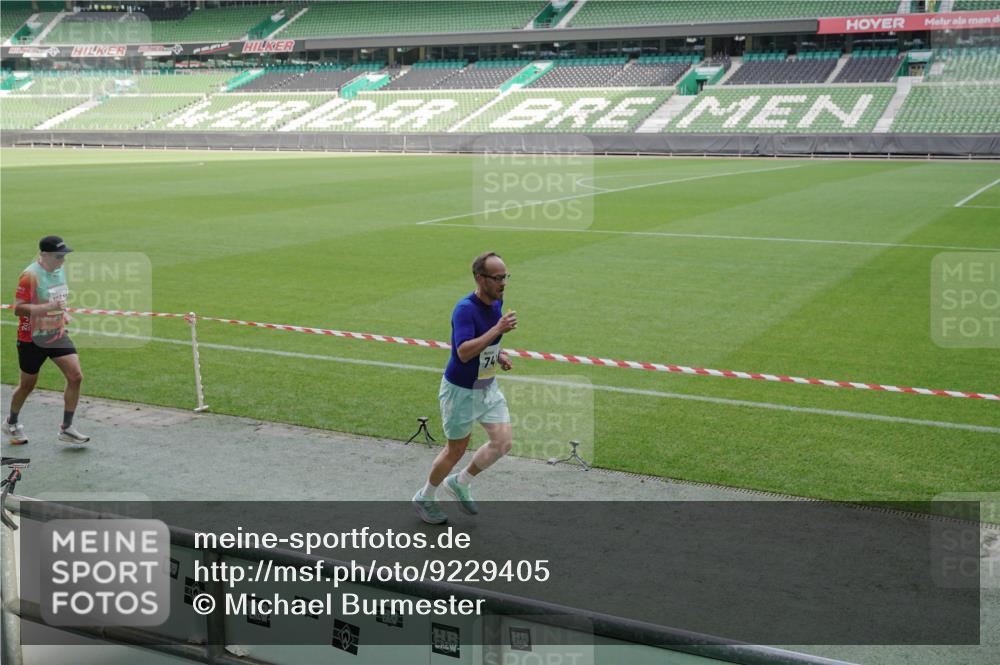 05.10.2025 - 20. swb-Marathon Bremen Michael Burmester http://msf.ph/oto/9229405 05.10.2025 10:28:06 Laufen im Stadion 1138, 7414, 9200, 9206, 9207, 9216, 9222, 9223, 9244, 9293, 9366, 9377, 9397, 9406, 9413, 9546, 9665, 9955, 10047, 10177, 10211, 10266, 10268, 10303, 10319, 10350, 10382, 10428, 10452, 10509, 10637, 10661, 10667, 10676, 10688, 10850, 10858, 10953, 11104, 11167, 11189, 11244, 11268, 11299, 11327, 11446, 11462, 11498, 11513, 11579, 11628, 11659, 11678, 11705, 28, 9339, 9500, 9670, 9709, 9711, 9961, 10634, 10639, 10750, 10898, 10947 meine-sportfotos.de