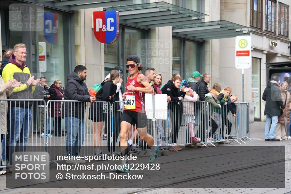 05.10.2025 - 20. swb-Marathon Bremen Strokosch-Dieckow http://msf.ph/oto/9229428 05.10.2025 10:36:17 Ziel 9527, 9829, 9833, 10425, 11185, 11687, 9527, 9829, 9833, 10425, 11185, 11687 meine-sportfotos.de