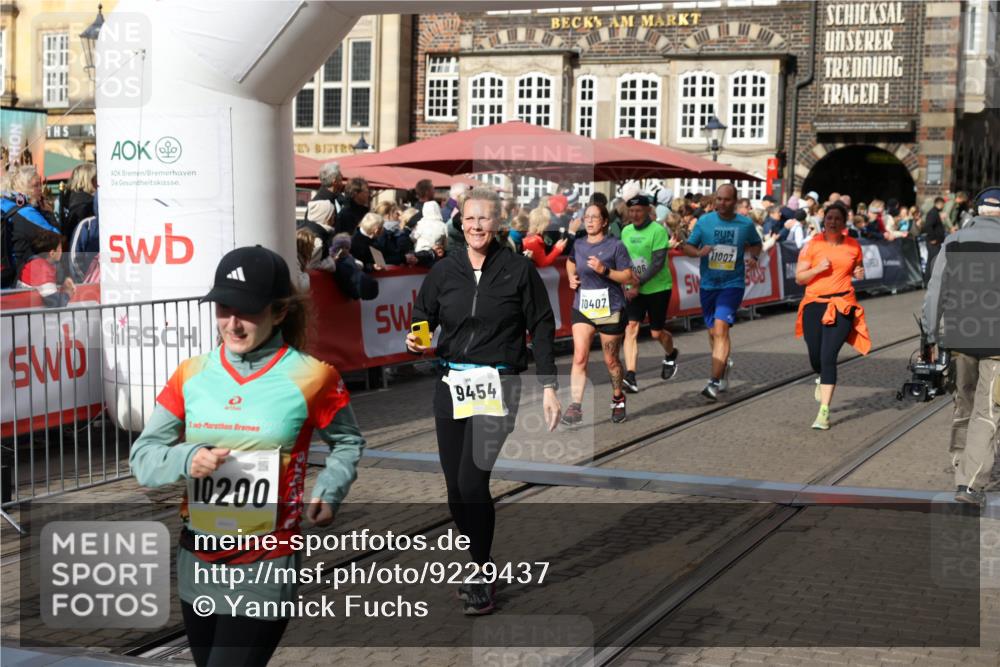 05.10.2025 - 20. swb-Marathon Bremen Yannick Fuchs http://msf.ph/oto/9229437 05.10.2025 10:59:26 Ziel 9183, 9454, 9508, 9635, 10200, 10274, 10407, 11006, 11007, 11207, 11400 meine-sportfotos.de