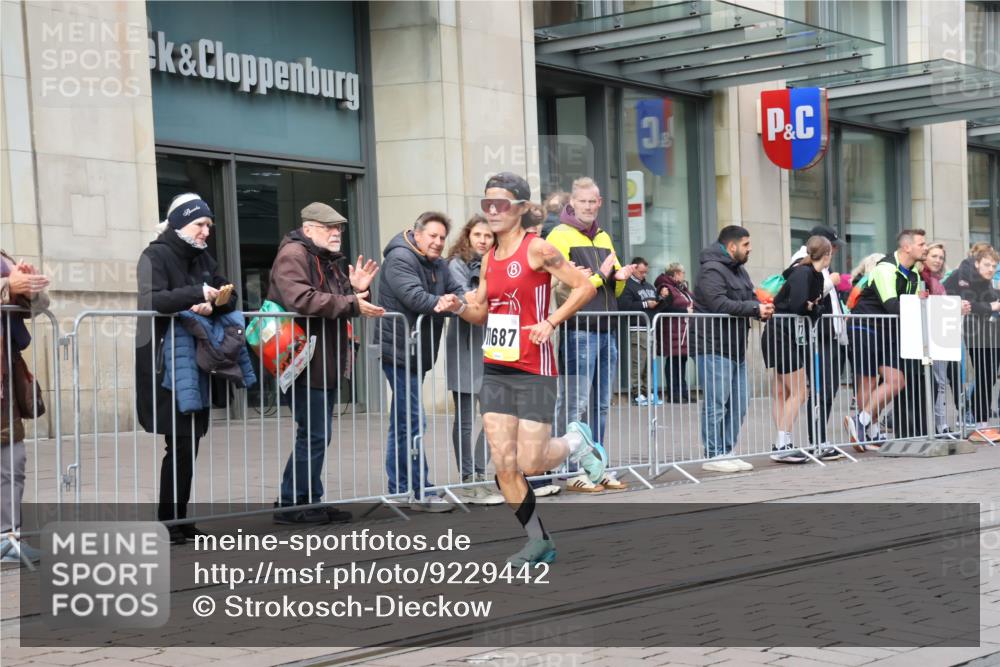 05.10.2025 - 20. swb-Marathon Bremen Strokosch-Dieckow http://msf.ph/oto/9229442 05.10.2025 10:36:18 Ziel 9429, 9527, 9829, 9833, 10425, 11185, 11687, 9429, 9527, 9829, 9833, 10425, 11185, 11687 meine-sportfotos.de