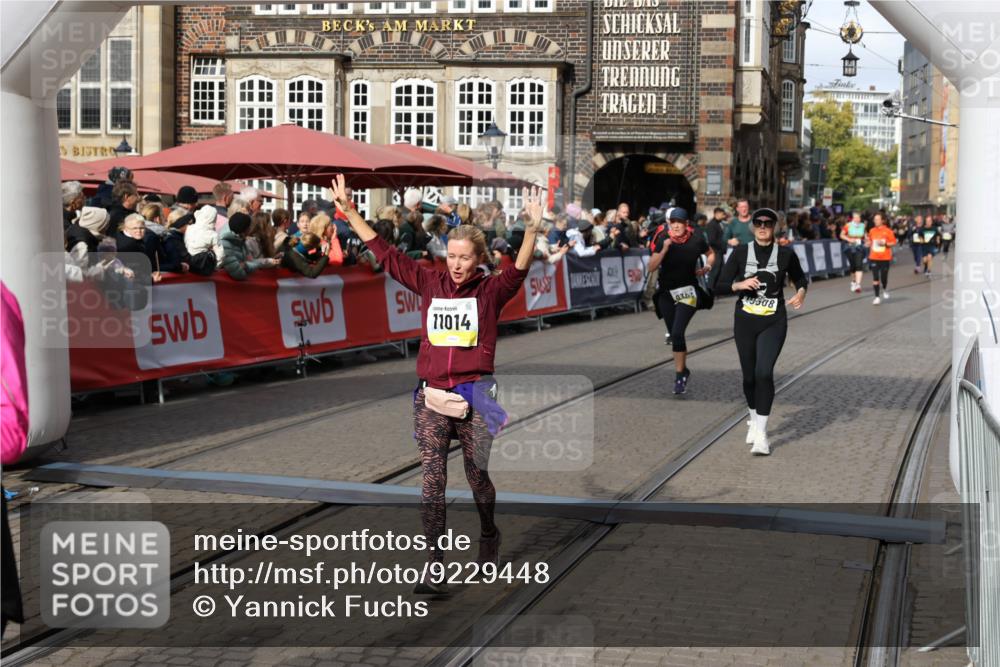 05.10.2025 - 20. swb-Marathon Bremen Yannick Fuchs http://msf.ph/oto/9229448 05.10.2025 11:02:16 Ziel 9324, 9363, 9426, 9686, 10301, 10508, 10855, 10879, 10887, 11014, 11454, 11459 meine-sportfotos.de