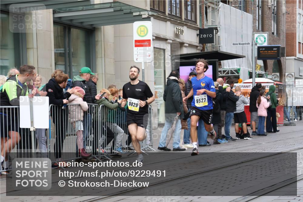 05.10.2025 - 20. swb-Marathon Bremen Strokosch-Dieckow http://msf.ph/oto/9229491 05.10.2025 10:36:29 Ziel 9429, 9829, 9833, 10425, 9429, 9829, 9833, 10425 meine-sportfotos.de