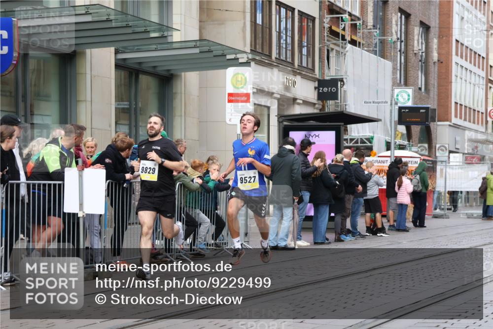 05.10.2025 - 20. swb-Marathon Bremen Strokosch-Dieckow http://msf.ph/oto/9229499 05.10.2025 10:36:29 Ziel 9429, 9829, 9833, 10425, 9429, 9829, 9833, 10425 meine-sportfotos.de
