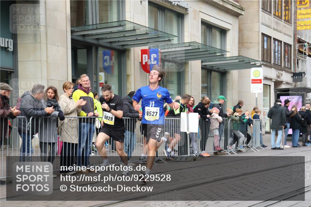 05.10.2025 - 20. swb-Marathon Bremen Strokosch-Dieckow http://msf.ph/oto/9229528 05.10.2025 10:36:30 Ziel 9429, 9829, 9833, 10425, 9429, 9829, 9833, 10425 meine-sportfotos.de