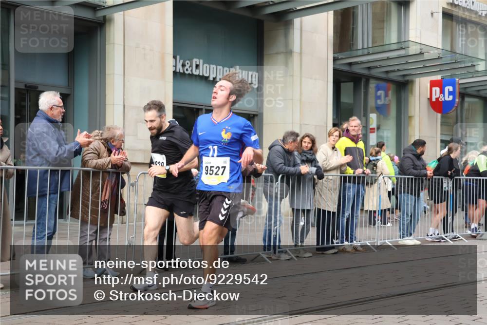 05.10.2025 - 20. swb-Marathon Bremen Strokosch-Dieckow http://msf.ph/oto/9229542 05.10.2025 10:36:31 Ziel 9429, 9829, 9833, 10425, 9429, 9829, 9833, 10425 meine-sportfotos.de