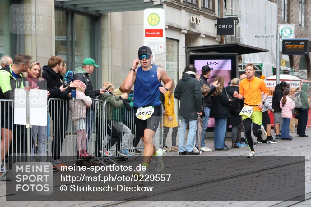 05.10.2025 - 20. swb-Marathon Bremen Strokosch-Dieckow http://msf.ph/oto/9229557 05.10.2025 10:36:34 Ziel 9429, 9480, 9833, 10425, 9429, 9480, 9833, 10425 meine-sportfotos.de