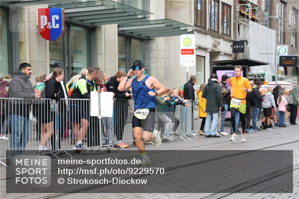 05.10.2025 - 20. swb-Marathon Bremen Strokosch-Dieckow http://msf.ph/oto/9229570 05.10.2025 10:36:35 Ziel 9429, 9480, 9833, 10425, 9429, 9480, 9833, 10425 meine-sportfotos.de