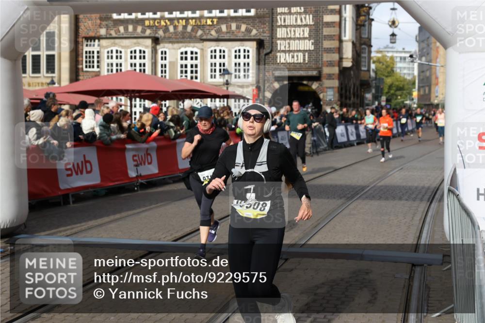 05.10.2025 - 20. swb-Marathon Bremen Yannick Fuchs http://msf.ph/oto/9229575 05.10.2025 11:02:17 Ziel 9363, 9426, 9686, 10301, 10508, 11014, 11454, 11459 meine-sportfotos.de