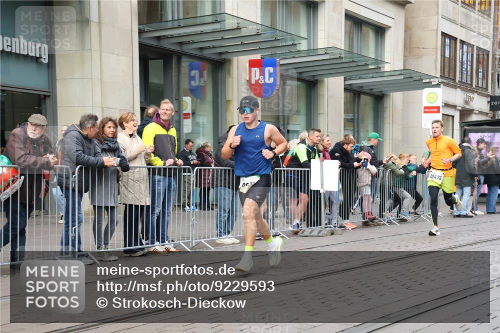05.10.2025 - 20. swb-Marathon Bremen Strokosch-Dieckow http://msf.ph/oto/9229593 05.10.2025 10:36:36 Ziel 9429, 9480, 9833, 10425, 9429, 9480, 9833, 10425 meine-sportfotos.de