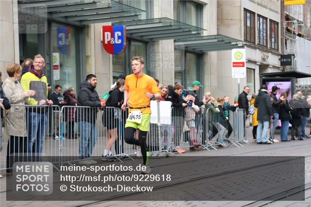 05.10.2025 - 20. swb-Marathon Bremen Strokosch-Dieckow http://msf.ph/oto/9229618 05.10.2025 10:36:37 Ziel 9429, 9480, 9833, 10425, 9429, 9480, 9833, 10425 meine-sportfotos.de