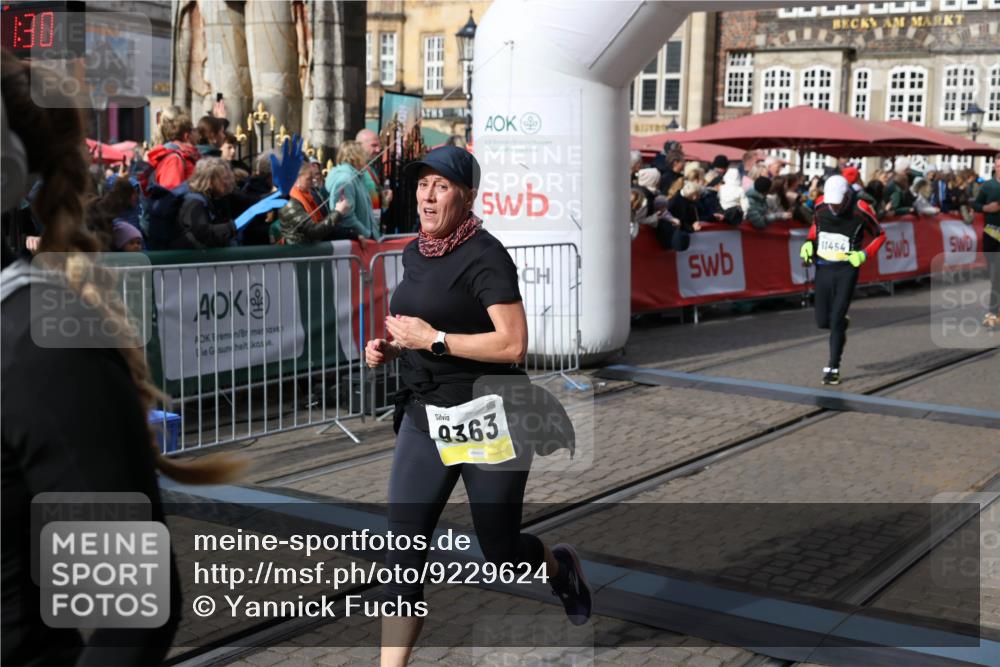 05.10.2025 - 20. swb-Marathon Bremen Yannick Fuchs http://msf.ph/oto/9229624 05.10.2025 11:02:19 Ziel 9363, 9426, 9686, 10301, 10508, 11014, 11340, 11454, 11459, 11646 meine-sportfotos.de
