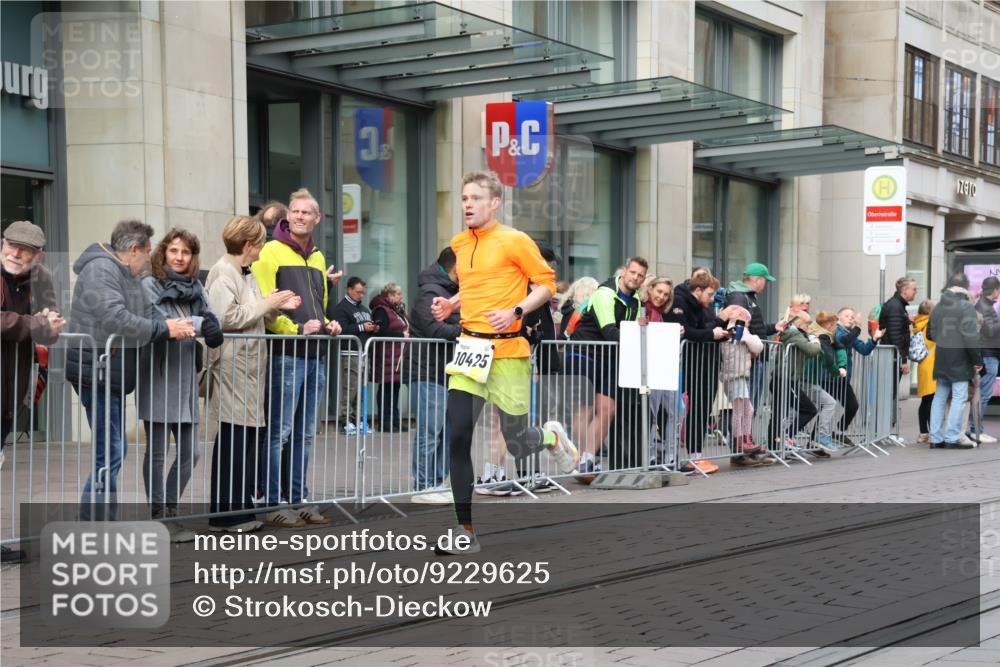 05.10.2025 - 20. swb-Marathon Bremen Strokosch-Dieckow http://msf.ph/oto/9229625 05.10.2025 10:36:37 Ziel 9429, 9480, 9833, 10425, 9429, 9480, 9833, 10425 meine-sportfotos.de