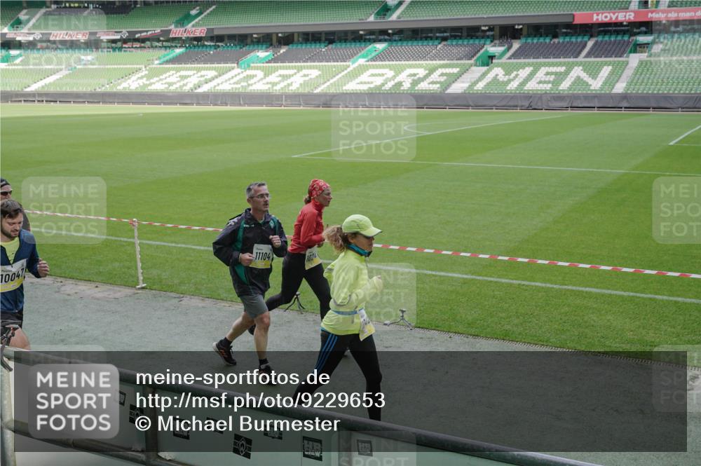05.10.2025 - 20. swb-Marathon Bremen Michael Burmester http://msf.ph/oto/9229653 05.10.2025 10:28:21 Laufen im Stadion 1138, 7414, 9200, 9206, 9207, 9216, 9222, 9223, 9244, 9293, 9298, 9366, 9377, 9397, 9404, 9406, 9413, 9546, 9562, 9665, 9706, 9810, 9955, 10047, 10109, 10131, 10177, 10211, 10266, 10268, 10303, 10319, 10350, 10382, 10428, 10509, 10519, 10661, 10667, 10676, 10688, 10789, 10850, 10858, 10875, 10931, 10953, 10973, 11104, 11167, 11189, 11244, 11248, 11268, 11299, 11327, 11330, 11357, 11462, 11498, 11513, 11561, 11579, 11628, 11705, 9339, 9670, 10452, 10637 meine-sportfotos.de