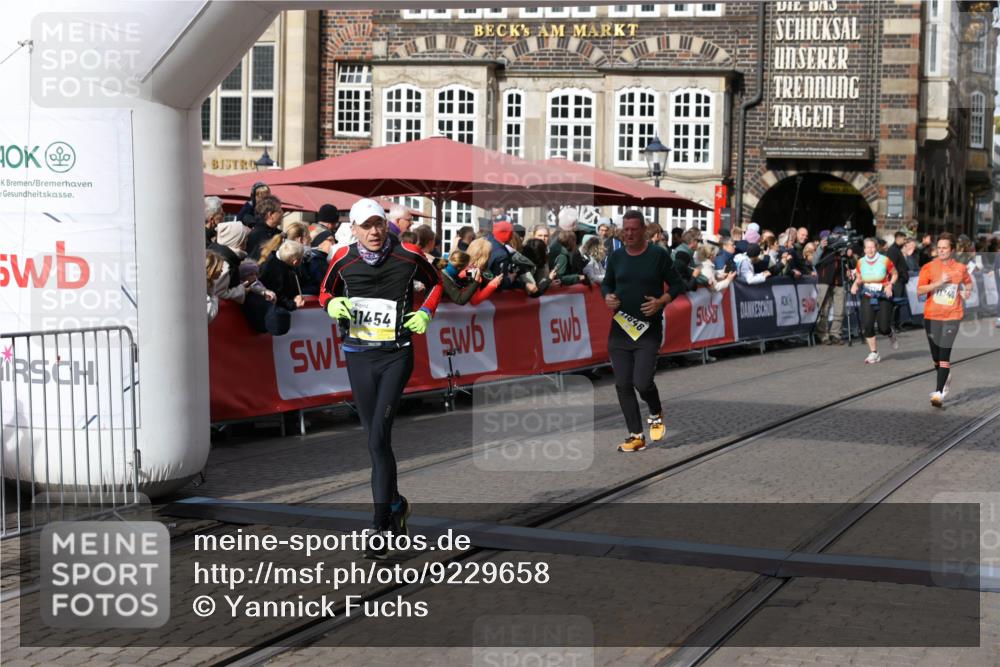 05.10.2025 - 20. swb-Marathon Bremen Yannick Fuchs http://msf.ph/oto/9229658 05.10.2025 11:02:20 Ziel 9363, 9426, 10301, 10508, 11014, 11340, 11454, 11646 meine-sportfotos.de