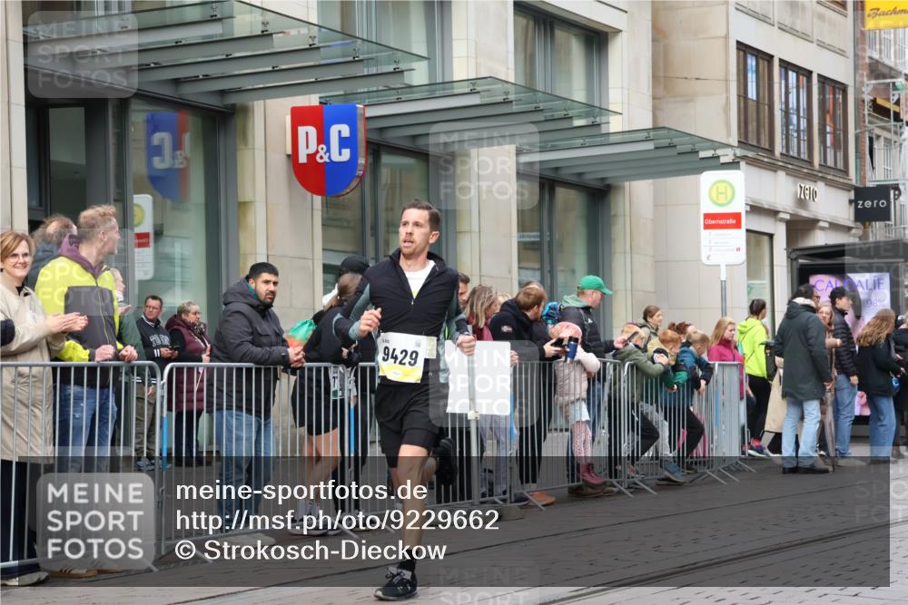 05.10.2025 - 20. swb-Marathon Bremen Strokosch-Dieckow http://msf.ph/oto/9229662 05.10.2025 10:36:42 Ziel 9429, 9480, 9429, 9480 meine-sportfotos.de