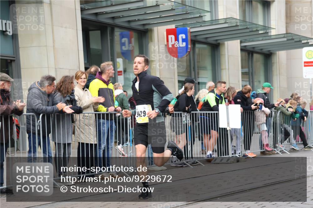 05.10.2025 - 20. swb-Marathon Bremen Strokosch-Dieckow http://msf.ph/oto/9229672 05.10.2025 10:36:43 Ziel 9429, 9480, 11213, 9429, 9480, 11213 meine-sportfotos.de