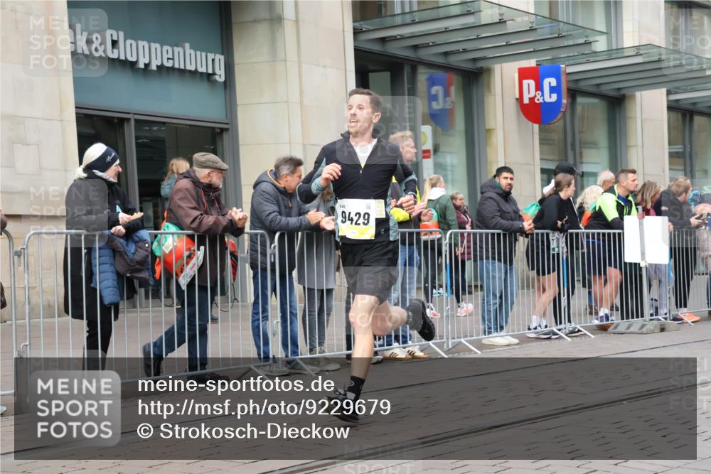 05.10.2025 - 20. swb-Marathon Bremen Strokosch-Dieckow http://msf.ph/oto/9229679 05.10.2025 10:36:43 Ziel 9429, 9480, 11213, 9429, 9480, 11213 meine-sportfotos.de