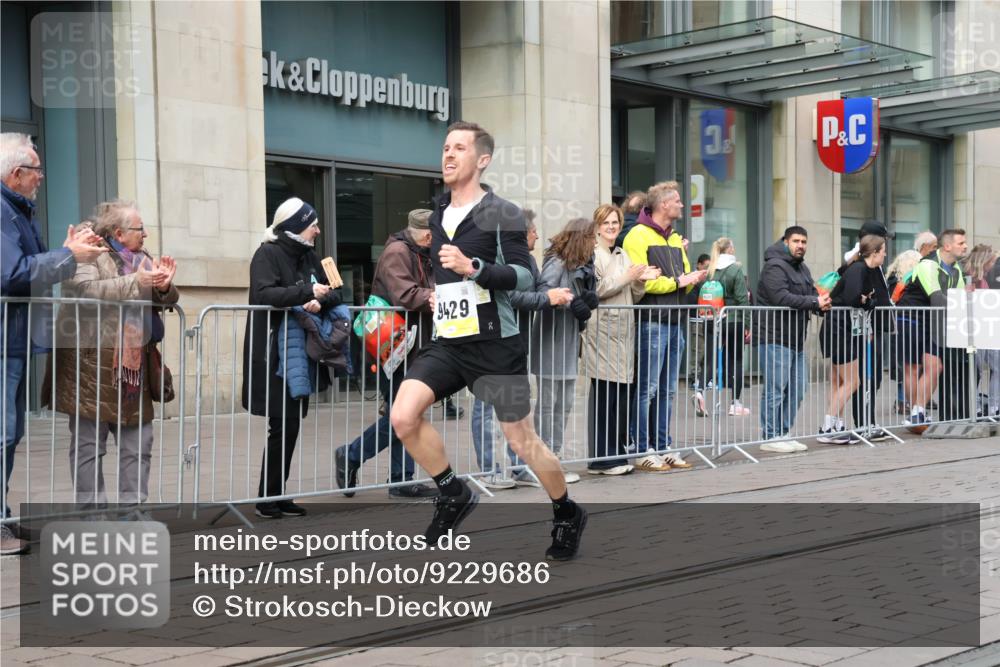 05.10.2025 - 20. swb-Marathon Bremen Strokosch-Dieckow http://msf.ph/oto/9229686 05.10.2025 10:36:43 Ziel 9429, 9480, 11213, 9429, 9480, 11213 meine-sportfotos.de