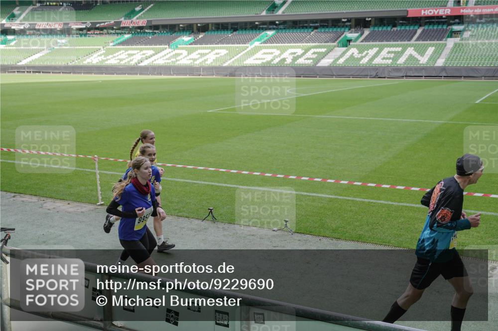 05.10.2025 - 20. swb-Marathon Bremen Michael Burmester http://msf.ph/oto/9229690 05.10.2025 10:28:23 Laufen im Stadion 1138, 7414, 9200, 9206, 9207, 9216, 9222, 9223, 9244, 9293, 9298, 9366, 9377, 9397, 9404, 9406, 9413, 9546, 9562, 9665, 9706, 9810, 9955, 10047, 10109, 10131, 10177, 10211, 10266, 10268, 10303, 10319, 10350, 10382, 10428, 10509, 10519, 10661, 10667, 10688, 10789, 10850, 10858, 10875, 10931, 10953, 10973, 11104, 11167, 11189, 11244, 11248, 11268, 11299, 11327, 11330, 11357, 11462, 11498, 11513, 11561, 11579, 11628, 11705, 9670, 10452, 10637, 10676, 11167 meine-sportfotos.de