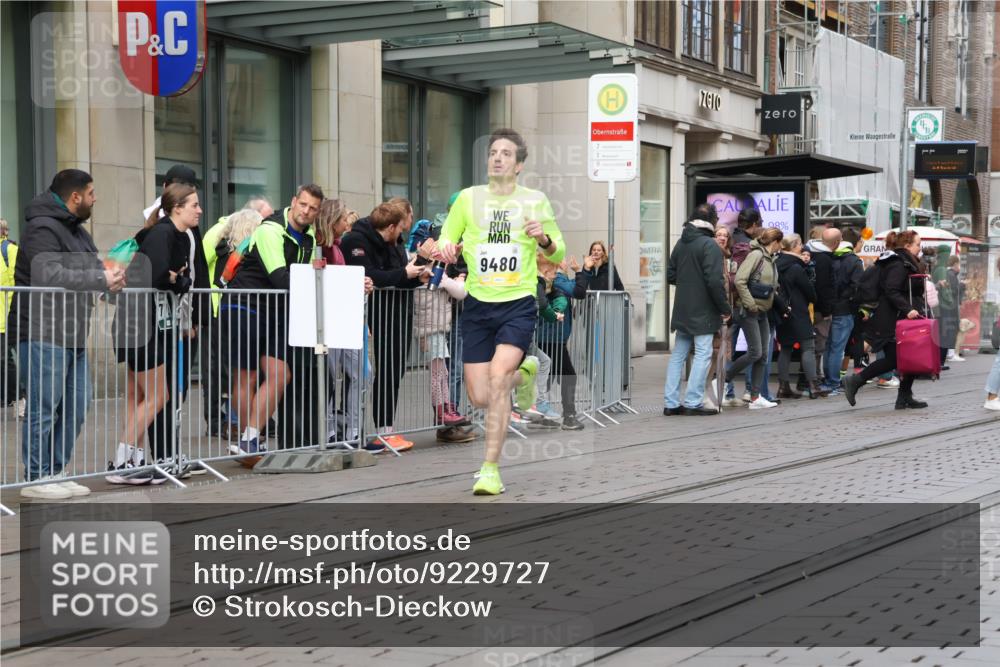 05.10.2025 - 20. swb-Marathon Bremen Strokosch-Dieckow http://msf.ph/oto/9229727 05.10.2025 10:36:54 Ziel 9480, 9565, 10704, 11213, 9480, 9565, 10704, 11213 meine-sportfotos.de
