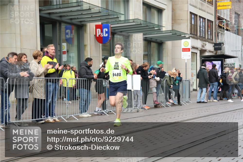 05.10.2025 - 20. swb-Marathon Bremen Strokosch-Dieckow http://msf.ph/oto/9229744 05.10.2025 10:36:54 Ziel 9480, 9565, 10704, 11213, 9480, 9565, 10704, 11213 meine-sportfotos.de