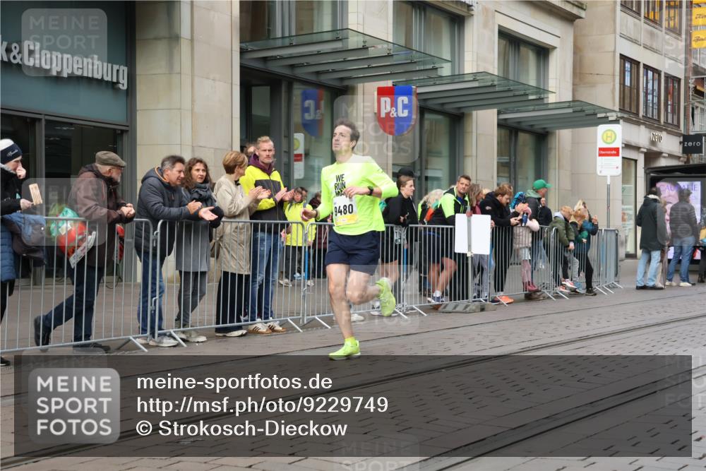 05.10.2025 - 20. swb-Marathon Bremen Strokosch-Dieckow http://msf.ph/oto/9229749 05.10.2025 10:36:55 Ziel 9480, 9565, 10704, 11213, 9480, 9565, 10704, 11213 meine-sportfotos.de