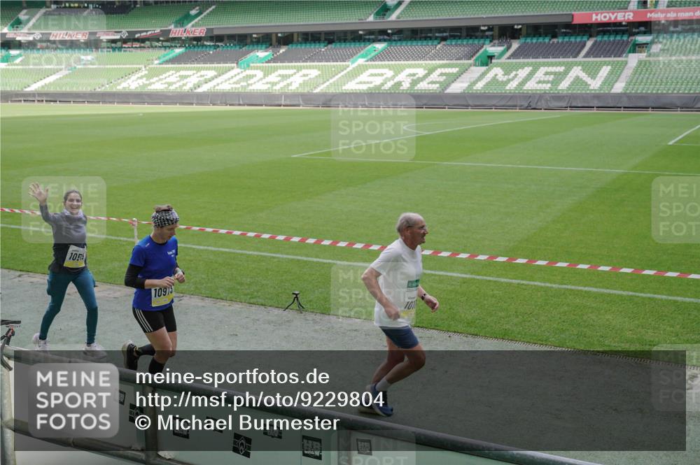 05.10.2025 - 20. swb-Marathon Bremen Michael Burmester http://msf.ph/oto/9229804 05.10.2025 10:28:32 Laufen im Stadion 1138, 7414, 9200, 9206, 9207, 9216, 9222, 9223, 9244, 9293, 9298, 9366, 9377, 9404, 9406, 9413, 9562, 9665, 9706, 9810, 9955, 10047, 10109, 10131, 10177, 10211, 10266, 10268, 10303, 10319, 10350, 10382, 10428, 10509, 10519, 10661, 10667, 10688, 10789, 10850, 10858, 10875, 10931, 10953, 10973, 11104, 11189, 11244, 11248, 11268, 11327, 11330, 11357, 11498, 11513, 11561, 11573, 11579, 11628, 11705, 9397, 9546, 10452, 10637, 10676, 11167 meine-sportfotos.de