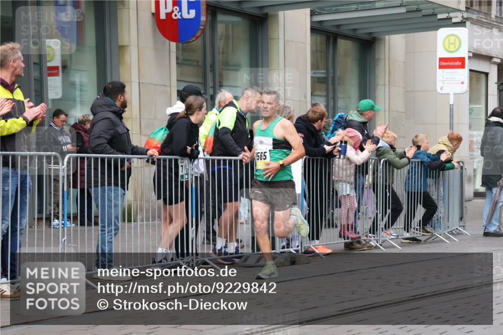 05.10.2025 - 20. swb-Marathon Bremen Strokosch-Dieckow http://msf.ph/oto/9229842 05.10.2025 10:37:07 Ziel 9565, 9586, 10358, 10704, 11021, 11213, 9565, 9586, 10358, 10704, 11021, 11213 meine-sportfotos.de