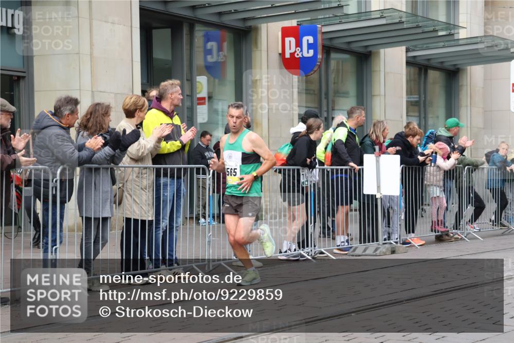 05.10.2025 - 20. swb-Marathon Bremen Strokosch-Dieckow http://msf.ph/oto/9229859 05.10.2025 10:37:08 Ziel 9565, 9586, 10358, 10704, 11021, 11213, 9565, 9586, 10358, 10704, 11021, 11213 meine-sportfotos.de