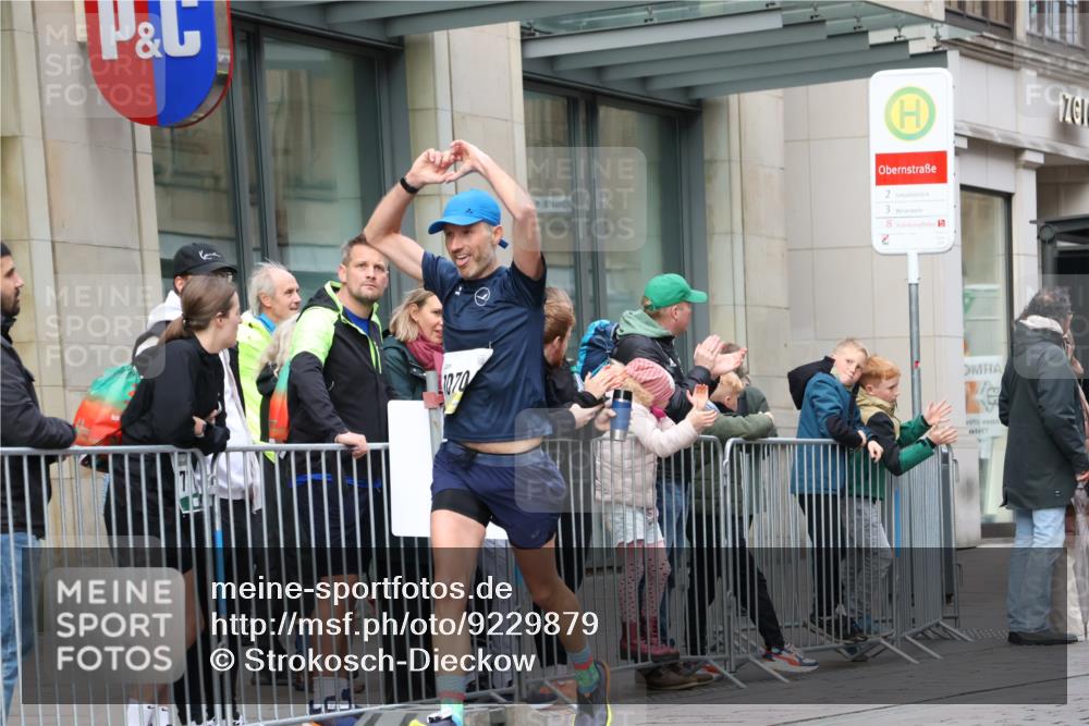 05.10.2025 - 20. swb-Marathon Bremen Strokosch-Dieckow http://msf.ph/oto/9229879 05.10.2025 10:37:09 Ziel 9565, 9586, 10347, 10358, 10704, 11021, 9565, 9586, 10347, 10358, 10704, 11021 meine-sportfotos.de