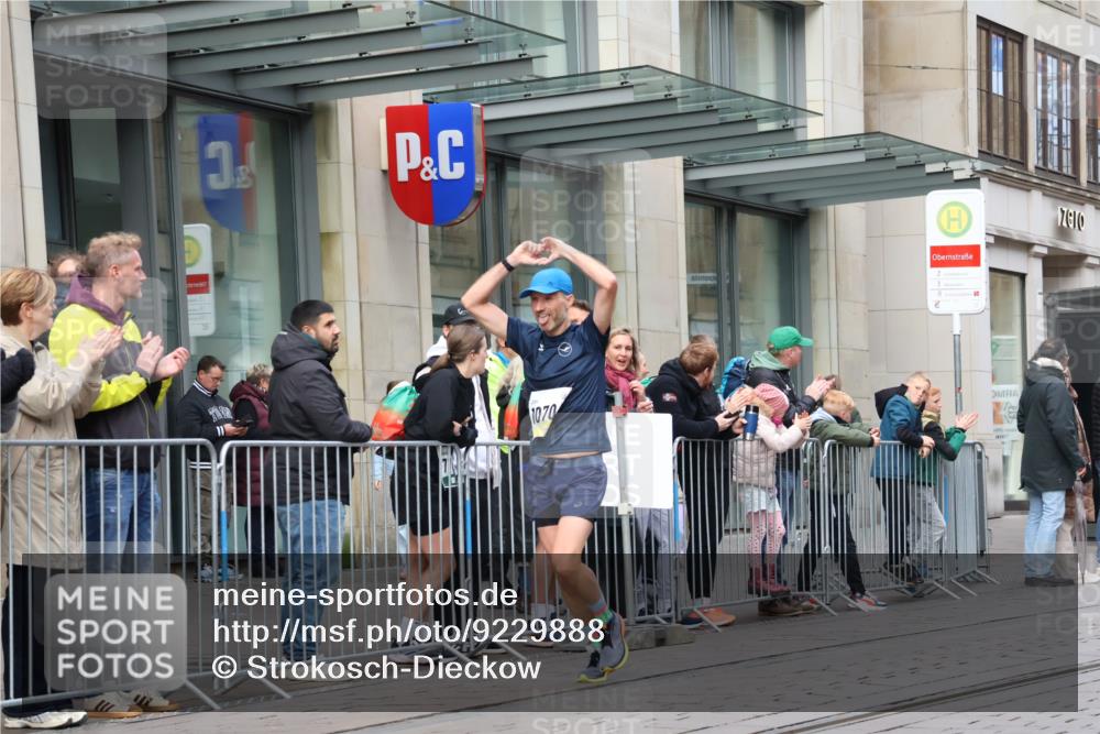 05.10.2025 - 20. swb-Marathon Bremen Strokosch-Dieckow http://msf.ph/oto/9229888 05.10.2025 10:37:09 Ziel 9565, 9586, 10347, 10358, 10704, 11021, 9565, 9586, 10347, 10358, 10704, 11021 meine-sportfotos.de