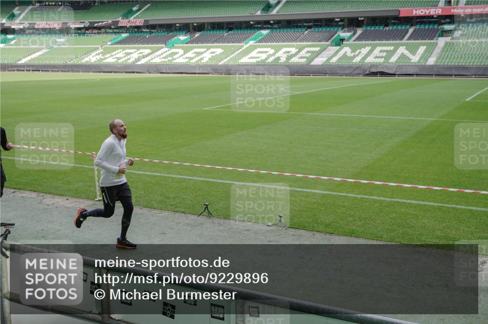 05.10.2025 - 20. swb-Marathon Bremen Michael Burmester http://msf.ph/oto/9229896 05.10.2025 10:28:50 Laufen im Stadion 9200, 9207, 9216, 9218, 9222, 9223, 9293, 9298, 9366, 9377, 9404, 9406, 9478, 9556, 9562, 9626, 9627, 9641, 9665, 9706, 9810, 9955, 10047, 10062, 10109, 10131, 10266, 10268, 10303, 10350, 10381, 10382, 10428, 10519, 10667, 10688, 10789, 10799, 10875, 10888, 10931, 10953, 10973, 11057, 11104, 11119, 11244, 11248, 11292, 11330, 11357, 11498, 11513, 11561, 11573, 11579, 11628, 11637, 11705, 1138, 7414, 9206, 9244, 9397, 9413, 10177, 10211, 10319, 10509, 10661 meine-sportfotos.de