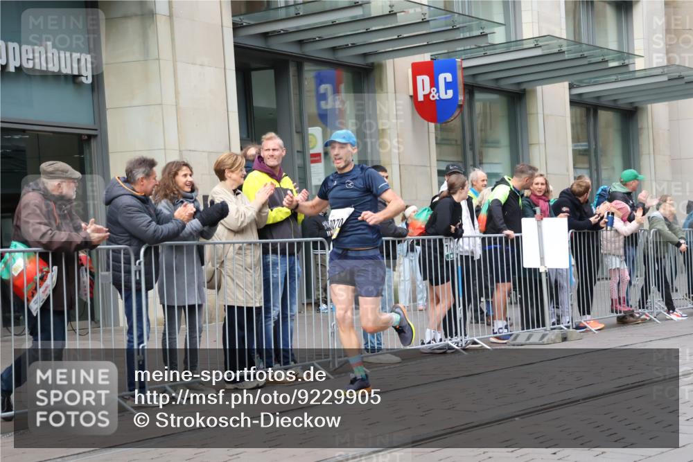 05.10.2025 - 20. swb-Marathon Bremen Strokosch-Dieckow http://msf.ph/oto/9229905 05.10.2025 10:37:10 Ziel 9565, 9586, 10347, 10358, 10704, 11021, 9565, 9586, 10347, 10358, 10704, 11021 meine-sportfotos.de