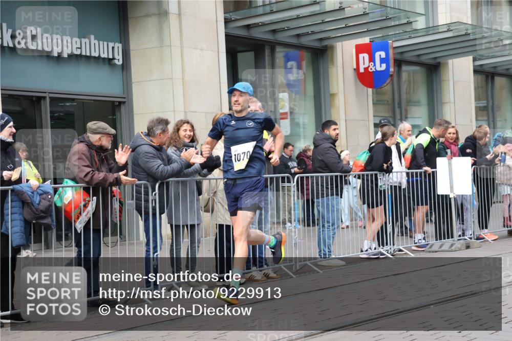 05.10.2025 - 20. swb-Marathon Bremen Strokosch-Dieckow http://msf.ph/oto/9229913 05.10.2025 10:37:10 Ziel 9565, 9586, 10347, 10358, 10704, 11021, 9565, 9586, 10347, 10358, 10704, 11021 meine-sportfotos.de
