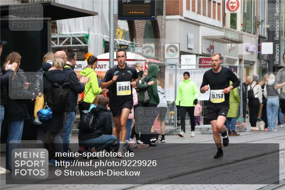 05.10.2025 - 20. swb-Marathon Bremen Strokosch-Dieckow http://msf.ph/oto/9229926 05.10.2025 10:37:12 Ziel 9586, 10347, 10358, 10501, 10704, 11021, 11176, 9586, 10347, 10358, 10501, 10704, 11021, 11176 meine-sportfotos.de