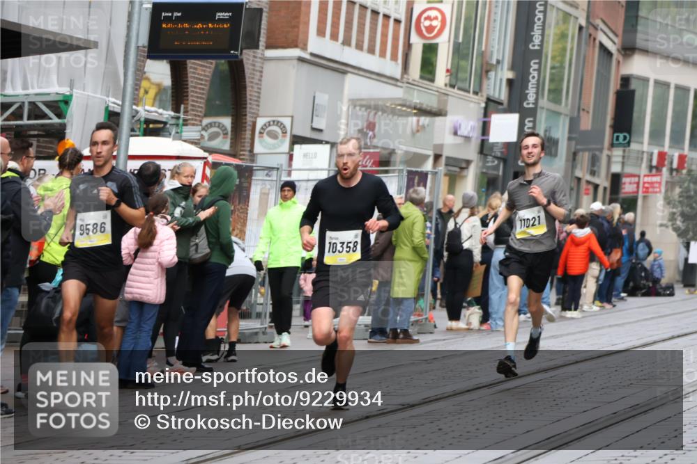 05.10.2025 - 20. swb-Marathon Bremen Strokosch-Dieckow http://msf.ph/oto/9229934 05.10.2025 10:37:13 Ziel 9586, 10347, 10358, 10501, 10704, 11021, 11176, 9586, 10347, 10358, 10501, 10704, 11021, 11176 meine-sportfotos.de