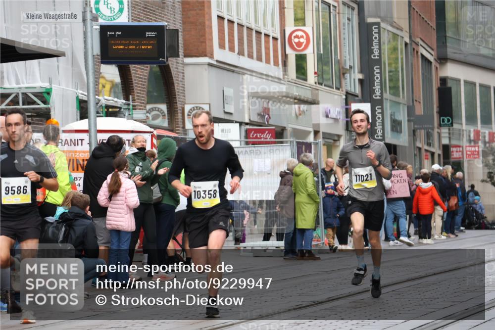 05.10.2025 - 20. swb-Marathon Bremen Strokosch-Dieckow http://msf.ph/oto/9229947 05.10.2025 10:37:13 Ziel 9586, 10347, 10358, 10501, 10704, 11021, 11176, 9586, 10347, 10358, 10501, 10704, 11021, 11176 meine-sportfotos.de