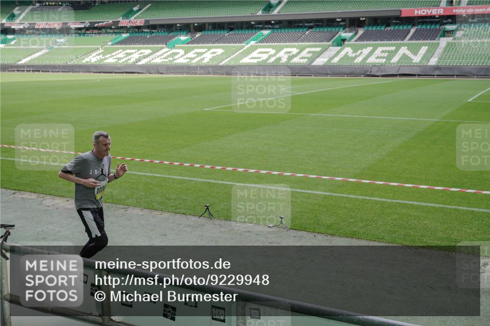 05.10.2025 - 20. swb-Marathon Bremen Michael Burmester http://msf.ph/oto/9229948 05.10.2025 10:28:57 Laufen im Stadion 9216, 9218, 9298, 9366, 9377, 9404, 9406, 9428, 9478, 9556, 9562, 9626, 9627, 9641, 9665, 9693, 9706, 9729, 9810, 9955, 9969, 9986, 10047, 10062, 10089, 10109, 10131, 10266, 10268, 10303, 10350, 10381, 10428, 10519, 10723, 10733, 10789, 10799, 10875, 10888, 10929, 10931, 10953, 10973, 11057, 11104, 11119, 11244, 11248, 11292, 11330, 11357, 11498, 11513, 11561, 11573, 11579, 11637, 1138, 7414, 9200, 9206, 9207, 9222, 9223, 9244, 9293, 9413, 10177, 10211, 10319 meine-sportfotos.de