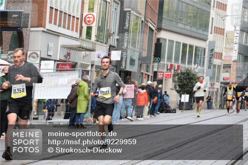 05.10.2025 - 20. swb-Marathon Bremen Strokosch-Dieckow http://msf.ph/oto/9229959 05.10.2025 10:37:13 Ziel 9586, 10347, 10358, 10501, 10704, 11021, 11176, 9586, 10347, 10358, 10501, 10704, 11021, 11176 meine-sportfotos.de