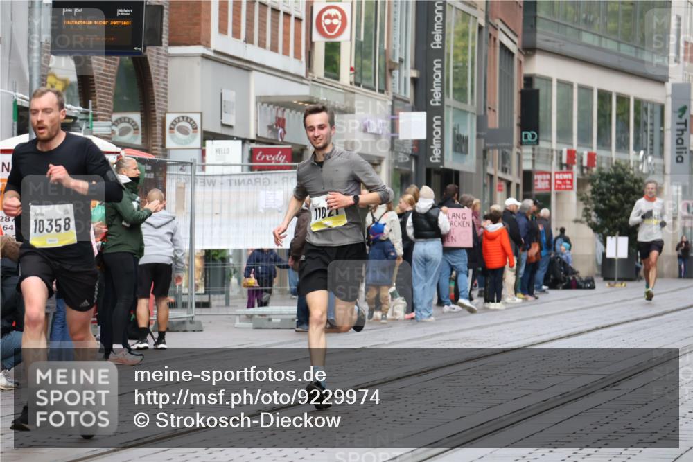 05.10.2025 - 20. swb-Marathon Bremen Strokosch-Dieckow http://msf.ph/oto/9229974 05.10.2025 10:37:14 Ziel 9586, 10347, 10358, 10501, 11021, 11176, 9586, 10347, 10358, 10501, 11021, 11176 meine-sportfotos.de