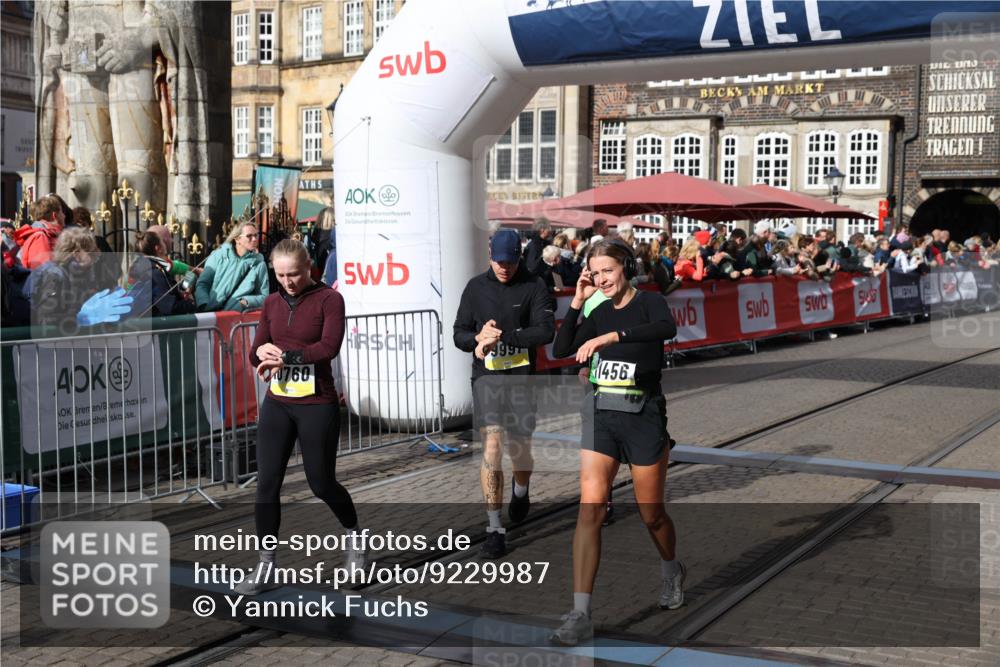 05.10.2025 - 20. swb-Marathon Bremen Yannick Fuchs http://msf.ph/oto/9229987 05.10.2025 10:59:46 Ziel 9609, 9991, 10209, 10420, 10760, 11251, 11267, 11456 meine-sportfotos.de