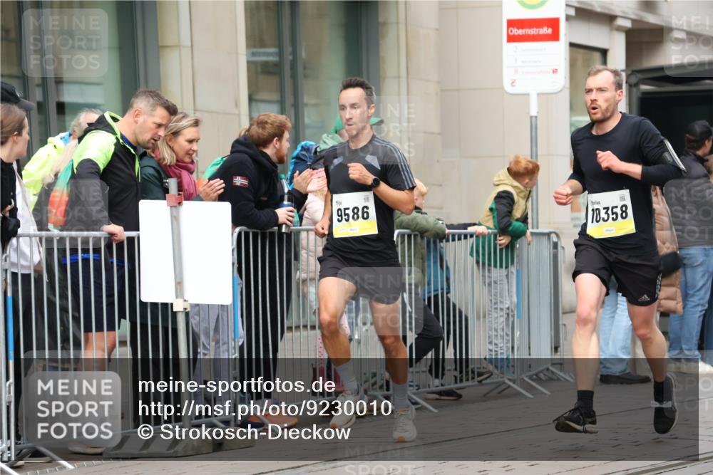 05.10.2025 - 20. swb-Marathon Bremen Strokosch-Dieckow http://msf.ph/oto/9230010 05.10.2025 10:37:15 Ziel 9586, 10347, 10358, 10501, 11021, 11176, 9586, 10347, 10358, 10501, 11021, 11176 meine-sportfotos.de
