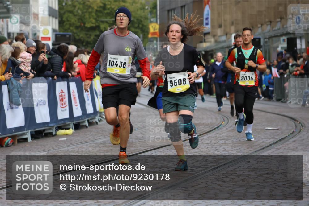 05.10.2025 - 20. swb-Marathon Bremen Strokosch-Dieckow http://msf.ph/oto/9230178 05.10.2025 10:51:45 Ziel 9004, 9259, 9506, 10436, 10968, 11361, 11689, 11696 meine-sportfotos.de
